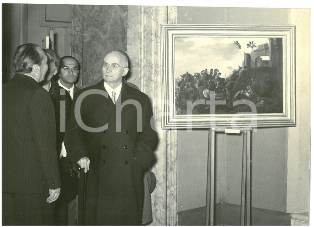 1955 ROMA Galleria Palazzo Barberini - Luigi EINAUDI visita mostra *Foto 18x13 Fotografia d'epoca con didascalia coeva al verso.  CONDIZIONI: G (ma lieve sovraimpressione) CONDIZIONI: 18x13 cm    originale e autentica 1