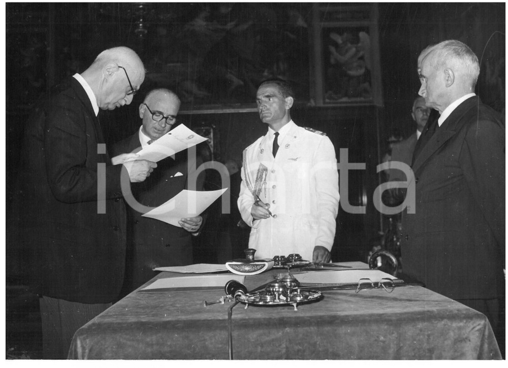 1953 ROMA Modesto PANETTI giura nelle mani di Luigi EINAUDI *Foto 18x13 cm Fotografia d'epoca con didascalia coeva al verso.  CONDIZIONI: G (ma lieve ondulazione) CONDIZIONI: 18x13 cm    originale e autentica 1
