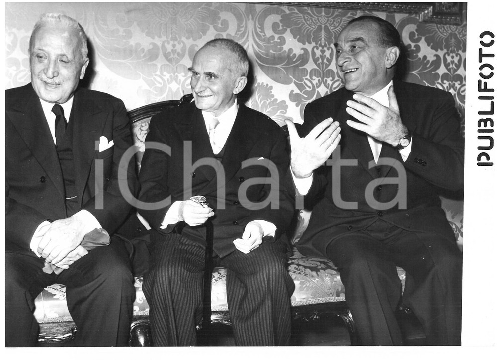 1954 ROMA Presidente Luigi EINAUDI scherza con Cesare MERZAGORA *Foto 18x13 cm Fotografia d'epoca con didascalia coeva al verso.  CONDIZIONI: G (ma lieve sovraimpressione) CONDIZIONI: 18x13 cm    originale e autentica 1