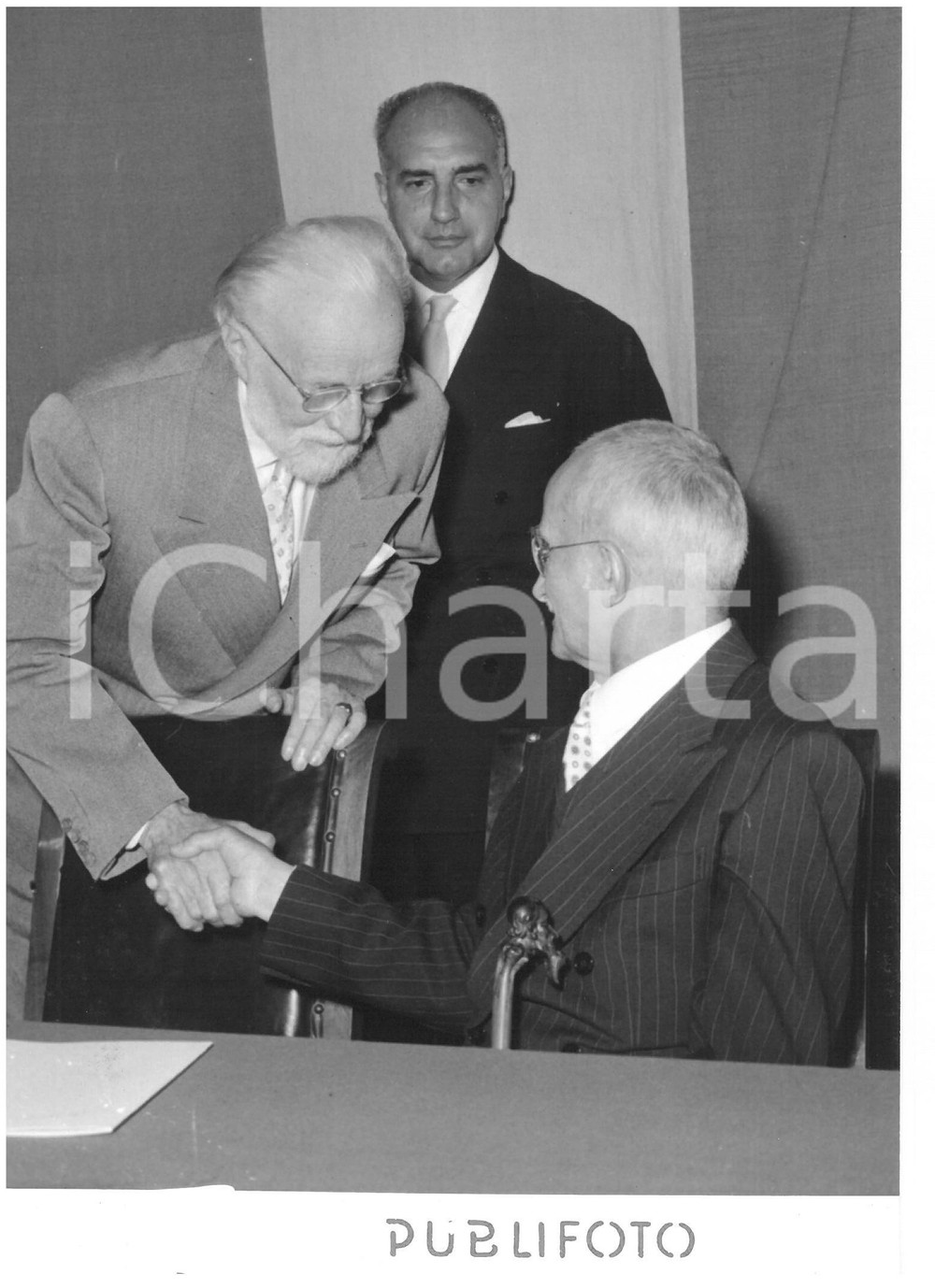 1956 VALDAGNO Premio Marzotto - Luigi EINAUDI si congratula con Felice CARENA Fotografia d'epoca con didascalia coeva al verso.  CONDIZIONI: G CONDIZIONI: 13x18 cm    originale e autentica 1