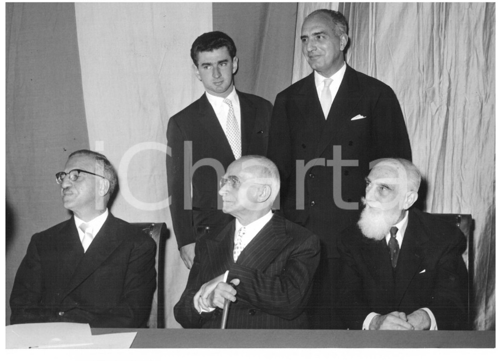 1956 VALDAGNO - PREMIO MARZOTTO Luigi EINAUDI - Carlo MOR - Oscar BONFIGLIOLI Fotografia d'epoca con didascalia coeva al verso.  CONDIZIONI: G CONDIZIONI: 13x18 cm     originale e autentica 1