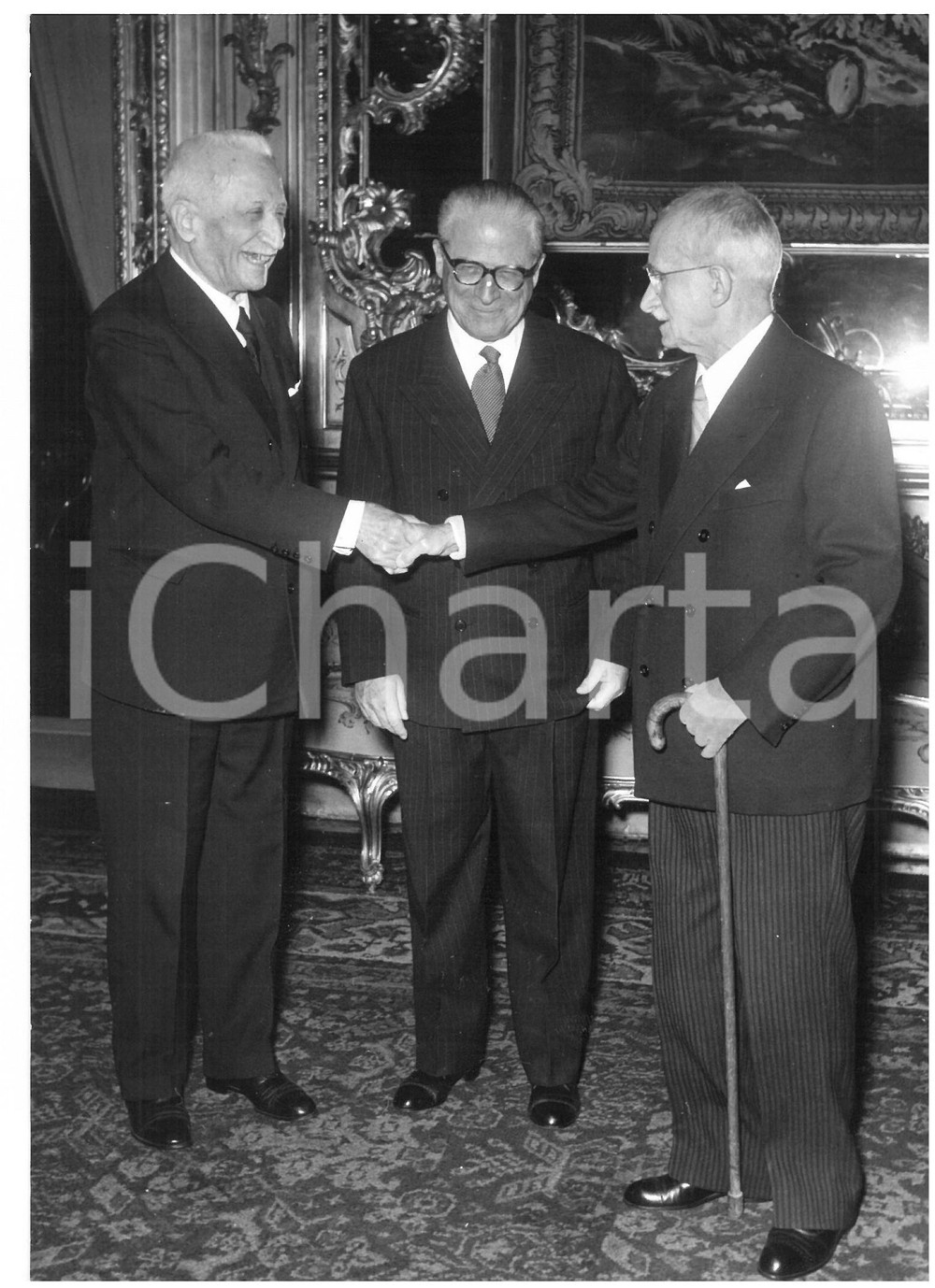 1957 ROMA Luigi EINAUDI - Enrico DE NICOLA - Giovanni GRONCHI *Foto 13x18 cm Fotografia d'epoca con didascalia coeva al verso.  CONDIZIONI: G CONDIZIONI: 13x18 cm    originale e autentica 1