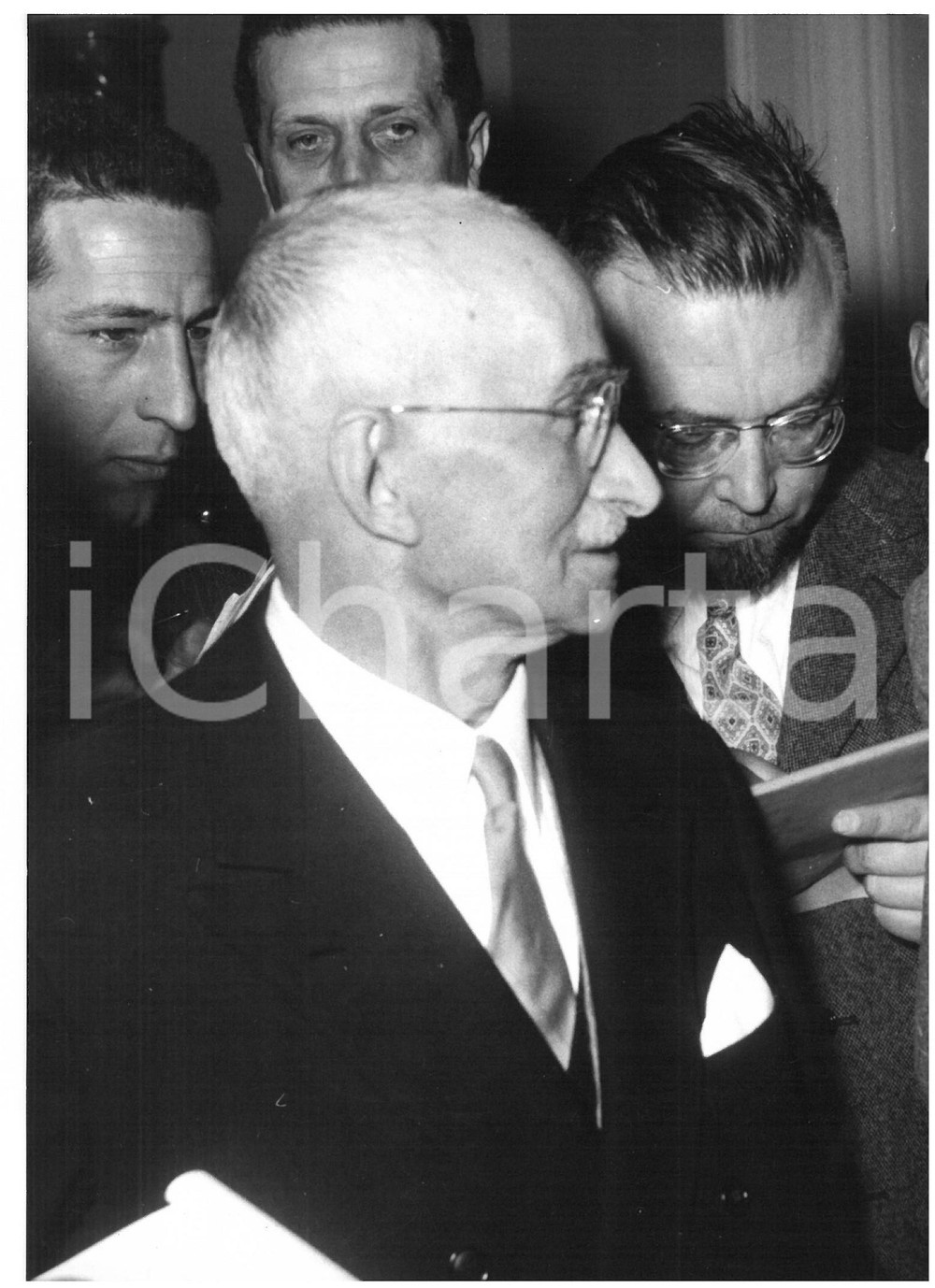 1957 ROMA Luigi EINAUDI rilascia intervista ai giornalisti *Foto 13x18 cm Fotografia d'epoca con didascalia coeva al verso.  CONDIZIONI: G (ma minima piegatura all'angolo superiore destro) CONDIZIONI: 13x18 cm    originale e autentica 1