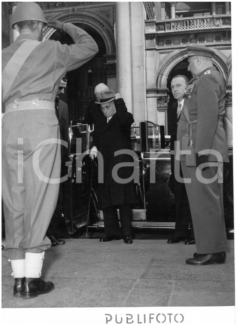 1955 MILANO Decennale della Liberazione - Luigi EINAUDI saluta i militari *Foto Fotografia d'epoca con didascalia coeva al verso.  CONDIZIONI: FAIR (lieve piegatura al margine superiore) CONDIZIONI: 13x18 cm    originale e autentica 1