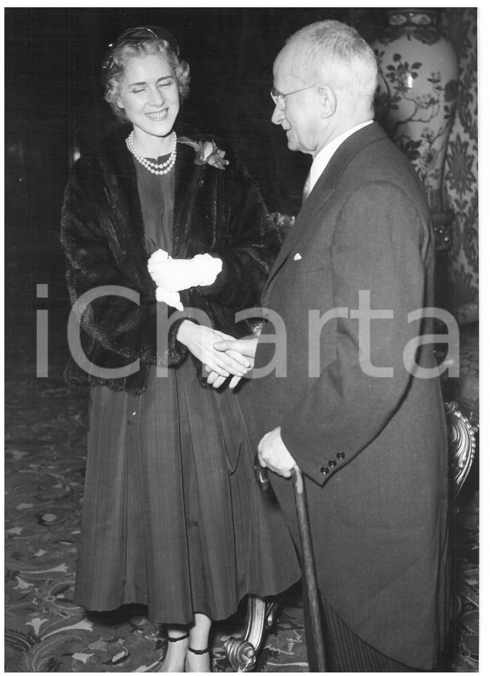 1953 ROMA Stretta di mano tra Clare BOOTHE LUCE e presidente Luigi EINAUDI *Foto Fotografia d'epoca con didascalia coeva al verso.  CONDIZIONI: FAIR (ondulazione al margine superiore) CONDIZIONI: 13x18 cm    originale e autentica 1