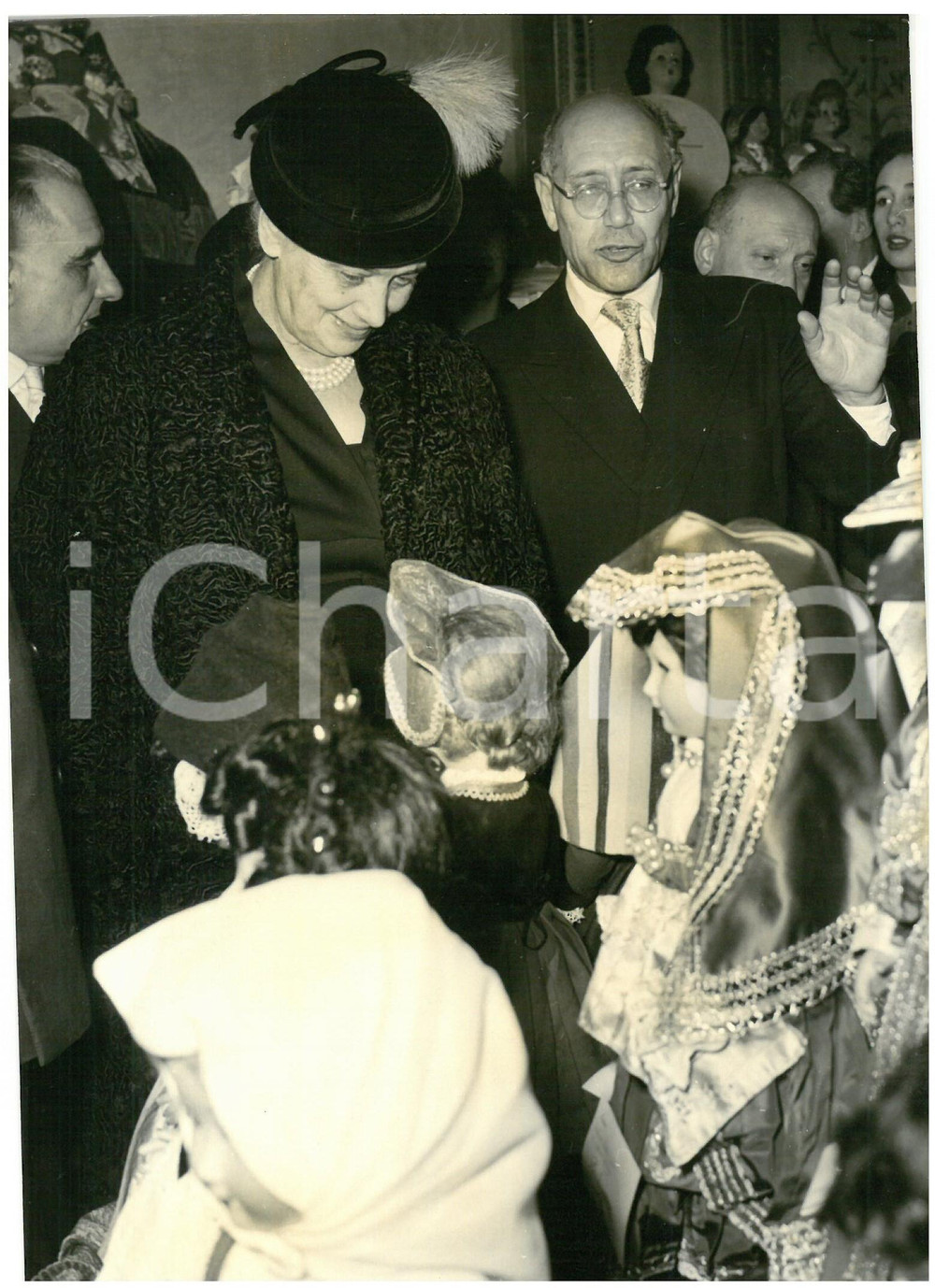 1953 ROMA Palazzo Venezia - Ida EINAUDI inaugura la Mostra della Bambola *Foto Fotografia d'epoca con didascalia coeva al verso.  CONDIZIONI: G (ma minimo alone diffuso) CONDIZIONI: 13x18 cm    originale e autentica 1