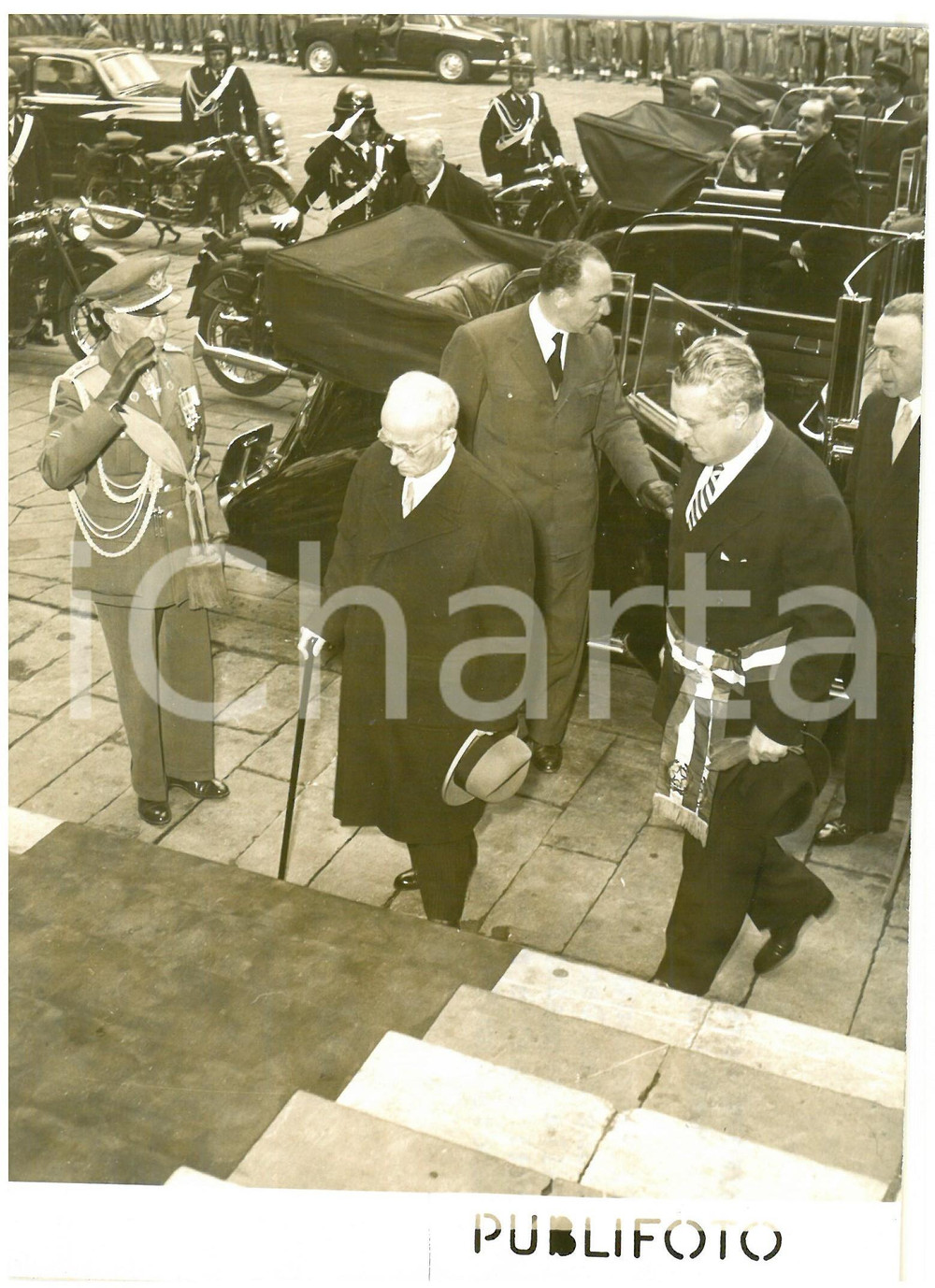 1955 GENOVA Decennale della Liberazione - Arrivo di Luigi EINAUDI *Foto 13x18 cm Fotografia d'epoca con didascalia coeva al verso.  CONDIZIONI: FAIR (alone diffuso; piccola piegatura al centro) CONDIZIONI: 13x18 cm    originale e autentica 1