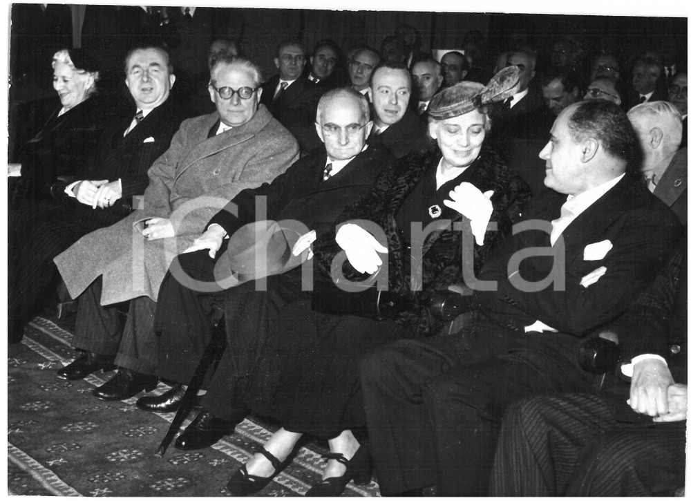 1954 ROMA Proiezione "La cittÃ  dell'acciaio" - Luigi EINAUDI con la moglie Ida Fotografia d'epoca con didascalia coeva al verso.  CONDIZIONI: G CONDIZIONI: 18x13 cm     originale e autentica 1