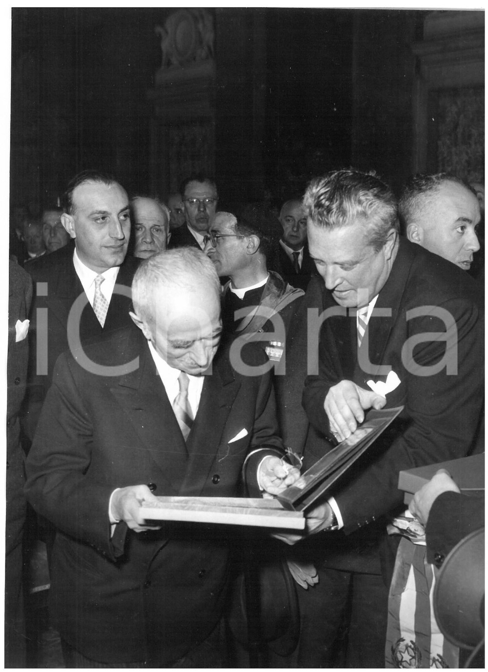 1955 GENOVA Decennale della Liberazione - Luigi EINAUDI con Vittorio PERTUSIO Fotografia d'epoca con didascalia coeva al verso.  CONDIZIONI: G (ma lieve ondulazione) CONDIZIONI: 13x18 cm    originale e autentica 1