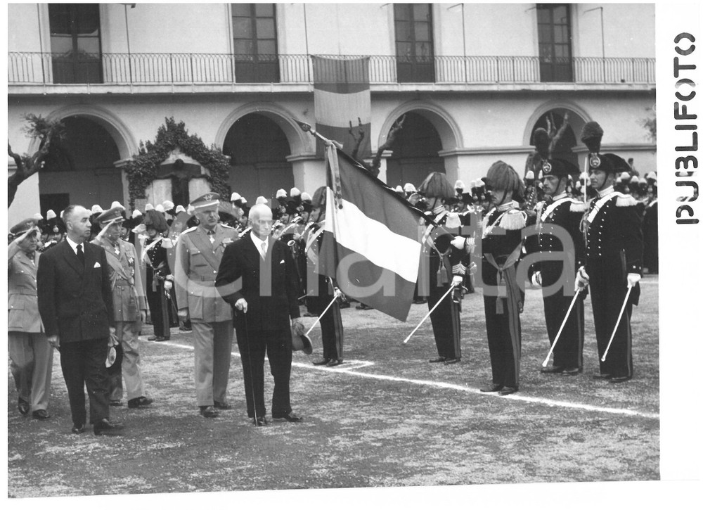 1954 ROMA Festa dell'Arma dei CARABINIERI - Luigi EINAUDI durante la parata Fotografia d'epoca con didascalia coeva al verso.  CONDIZIONI: G (ma lieve ondulazione) CONDIZIONI: 18x13 cm    originale e autentica 1
