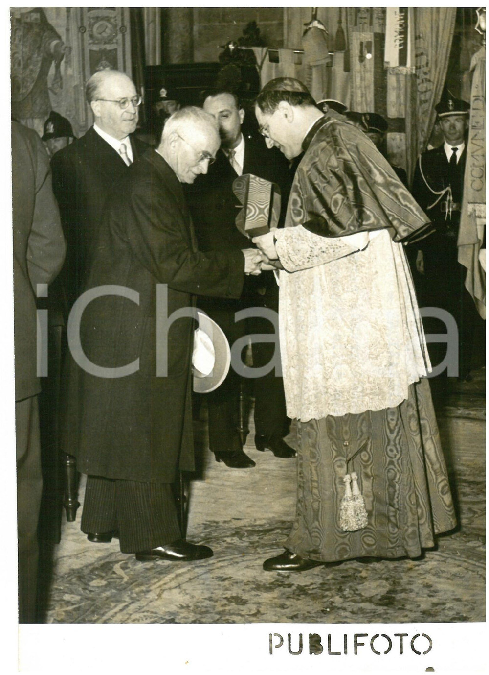 1955 GENOVA Decennale della Liberazione - Luigi EINAUDI con mons. Giuseppe SIRI Fotografia d'epoca con didascalia coeva al verso.  CONDIZIONI: G (ma lieve sovraimpressione al centro e minimo alone diffuso) CONDIZIONI: 13x18 cm    originale e autentica 1