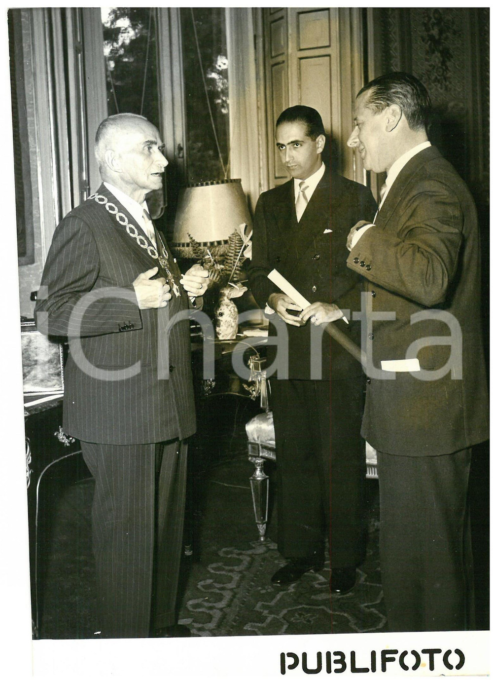 1954 ROMA Ministro del CILE Fernando ILLANES con Luigi EINAUDI *Foto 13x18 cm Fotografia d'epoca con didascalia coeva al verso.  CONDIZIONI: G (ma lieve alone e sovraimpressione circolare) CONDIZIONI: 13x18 cm    originale e autentica 1