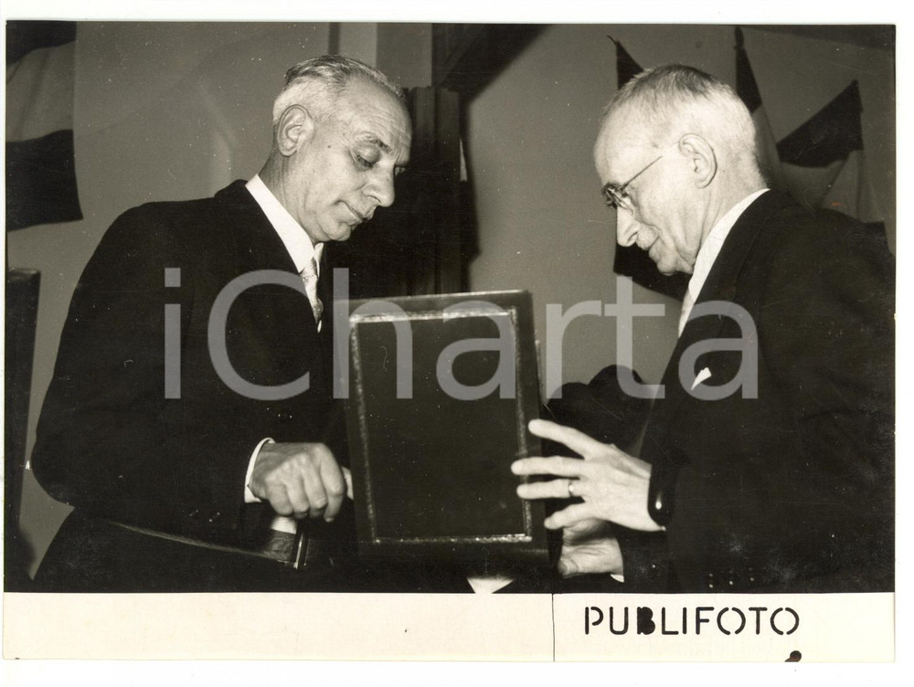 1955 RECCO Luigi EINAUDI riceve omaggio dal sindaco della cittÃ  *Foto 18x13 cm Fotografia d'epoca con didascalia coeva al verso.  CONDIZIONI: FAIR (piccola piegatura al margine sinistro; sovraimpressione circolare) CONDIZIONI: 18x13 cm     originale e autentica 1