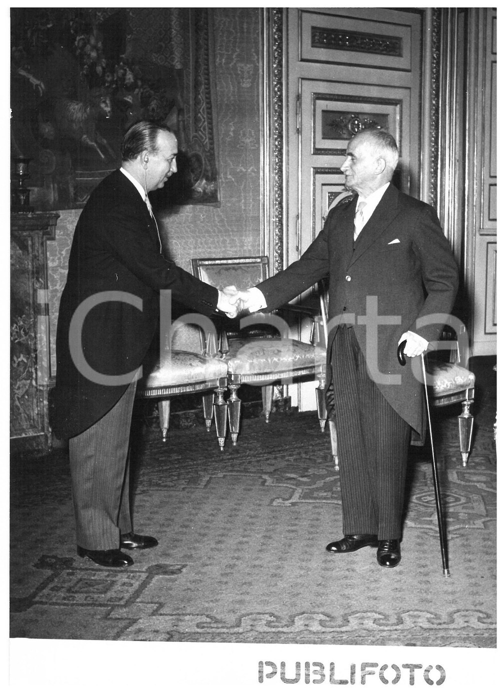1954 ROMA Luigi EINAUDI riceve ambasciatore di TURCHIA Cevat ACIKALIN *Foto Fotografia d'epoca con didascalia coeva al verso.  CONDIZIONI: G (ma lievi rigature) CONDIZIONI: 13x18 cm    originale e autentica 1