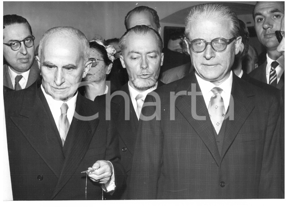 1955 PRATO Luigi EINAUDI e Giovanni GRONCHI in visita ufficiale *Foto 18x13 cm Fotografia d'epoca con didascalia coeva al verso.  CONDIZIONI: G (ma lievi sovraimpressioni) CONDIZIONI: 18x13 cm    originale e autentica 1