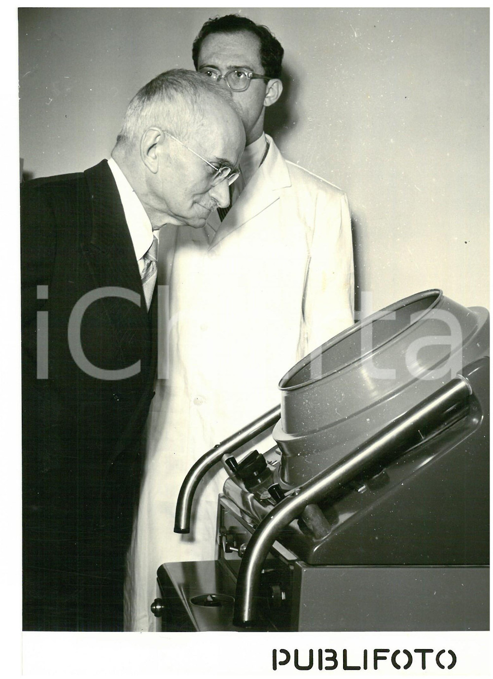 1953 ROMA Inaugurazione ISCOM - Luigi EINAUDI osserva apparecchio radar *Foto Fotografia d'epoca con didascalia coeva al verso.  CONDIZIONI: G (ma piccola sovraimpressione) CONDIZIONI: 13x18 cm    originale e autentica 1