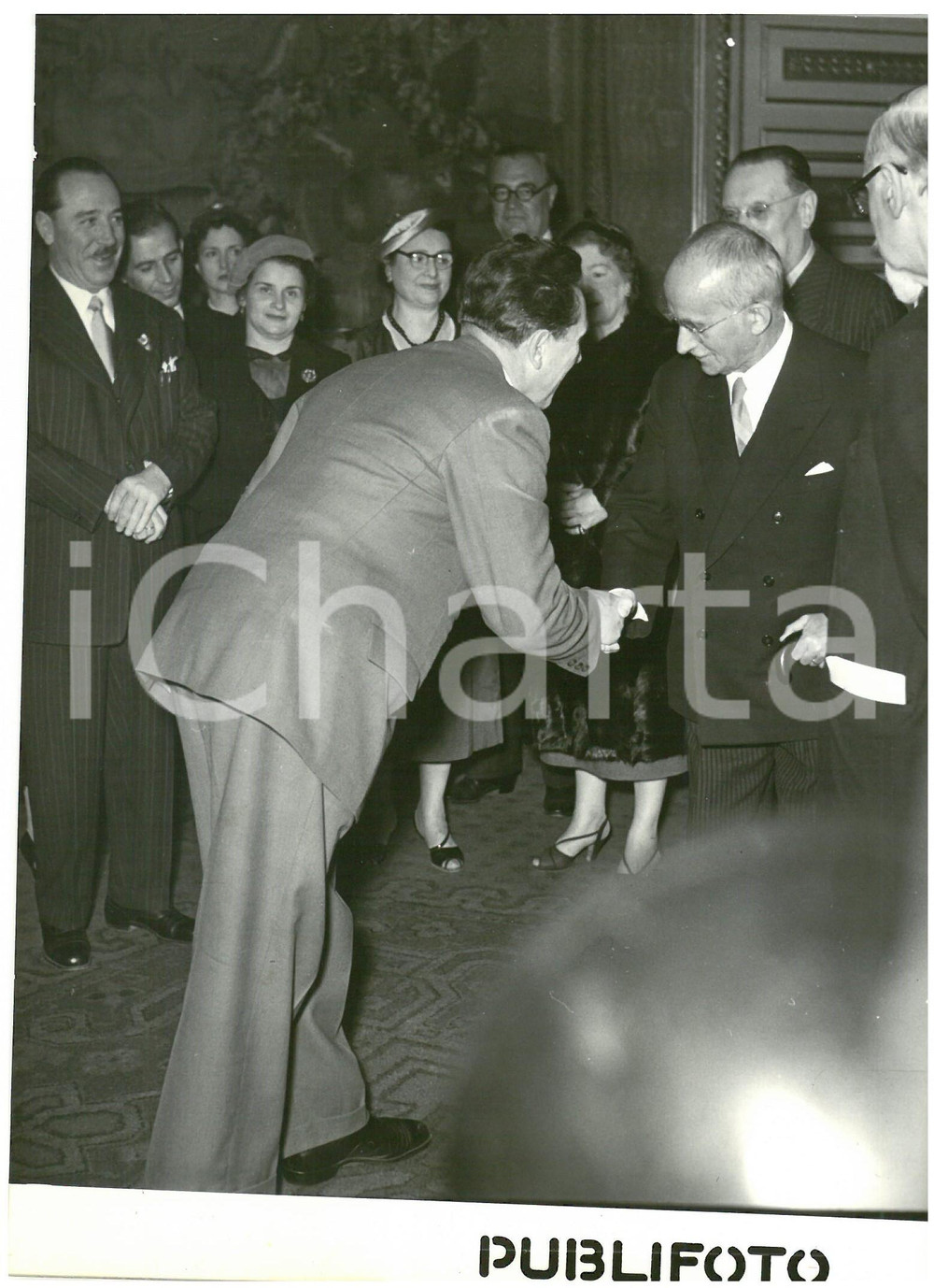 1955 ROMA Congresso del Turismo - Luigi EINAUDI riceve partecipanti *Foto 13x18 Fotografia d'epoca con didascalia coeva al verso.  CONDIZIONI: G (ma lieve sovraimpressione; didascalia al verso danneggiata) CONDIZIONI: 13x18 cm    originale e autentica 1