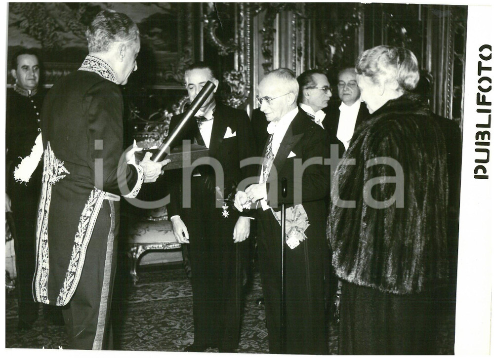 1954 ROMA Quirinale - Luigi EINAUDI riceve Legion d'Onore *Foto 18x13 cm Fotografia d'epoca con didascalia coeva al verso.  CONDIZIONI: POOR (strappo di circa un centimetro al margine superiore; lievi sovraimpressioni) CONDIZIONI: 18x13 cm    originale e autentica 1