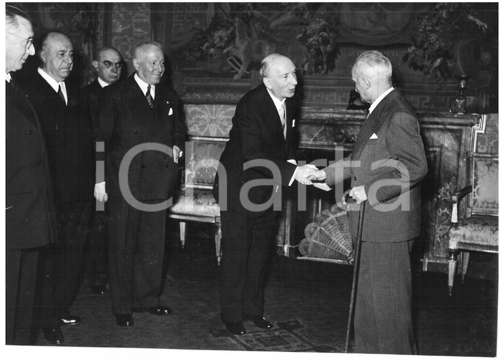 1955 ROMA Presidente Luigi EINAUDI riceve Costantino BRESCIANI TURRONI *Foto Fotografia d'epoca con didascalia coeva al verso.  CONDIZIONI: G (ma lieve sovraimpressione) CONDIZIONI: 18x13 cm    originale e autentica 1