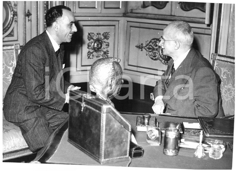 1955 ROMA Luigi EINAUDI a colloquio con il professor PARENTE *Foto 18x13 cm Fotografia d'epoca con didascalia coeva al verso.  CONDIZIONI: FAIR (lieve ondulazione e sovraimpressione) CONDIZIONI: 18x13 cm    originale e autentica 1