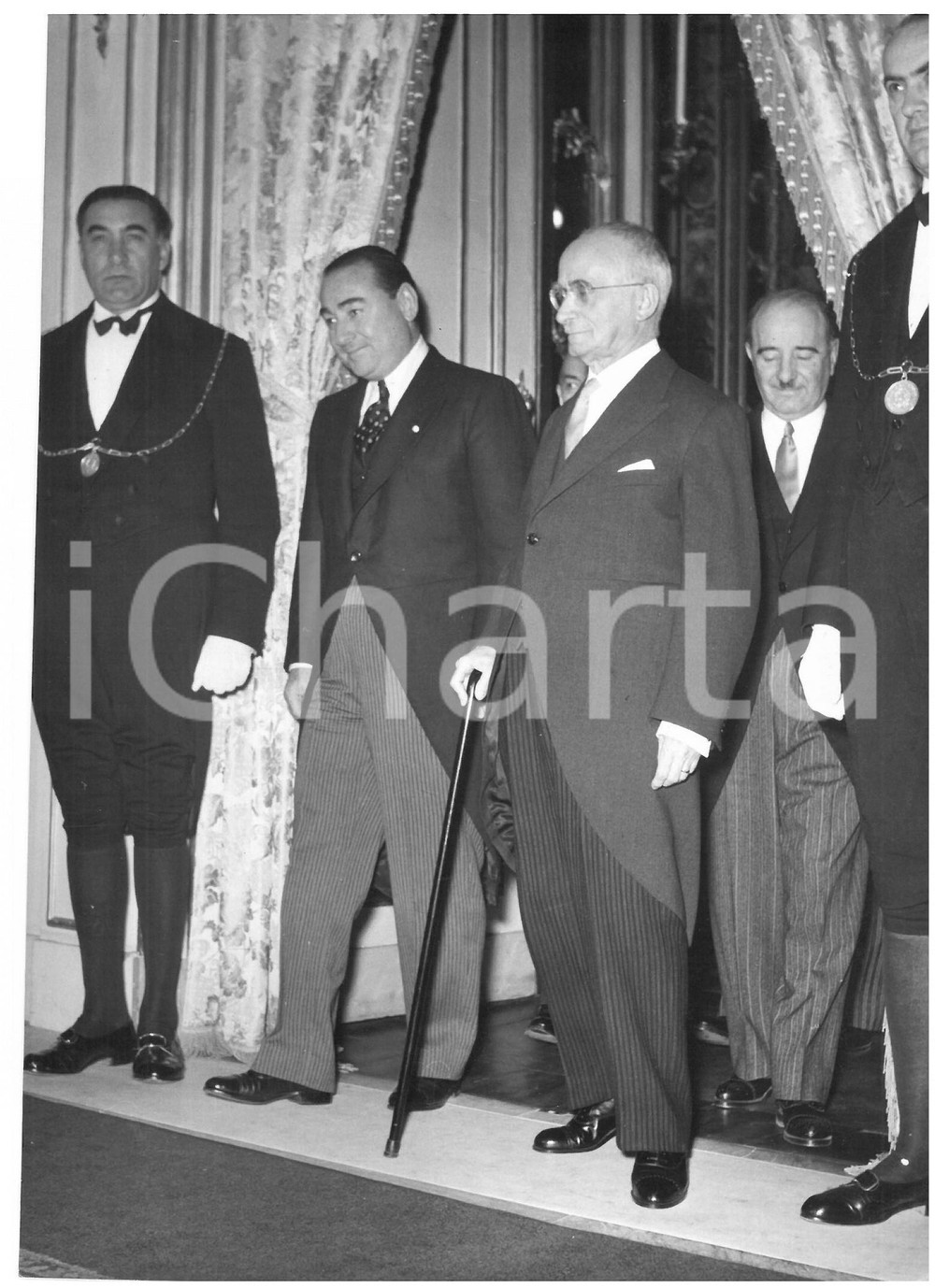 1955 ROMA Adnan MENDERES - Luigi EINAUDI - Mehmet Fuad KOPRULU - Foto 13x18 cm Fotografia d'epoca con didascalia coeva al verso.  CONDIZIONI: G (ma lieve ondulazione) CONDIZIONI: 13x18 cm    originale e autentica 1