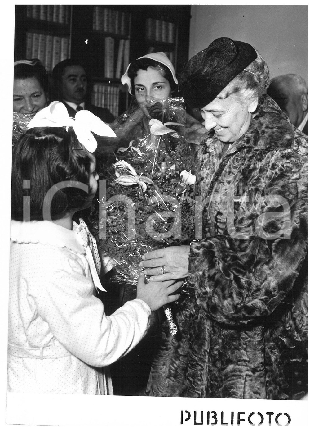 1954 NAPOLI Ospedale PAUSILIPON Ida EINAUDI distribuisce doni ai bambini malati Fotografia d'epoca con didascalia coeva al verso.  CONDIZIONI: G (ma lieve ondulazione) CONDIZIONI: 13x18 cm    originale e autentica 1