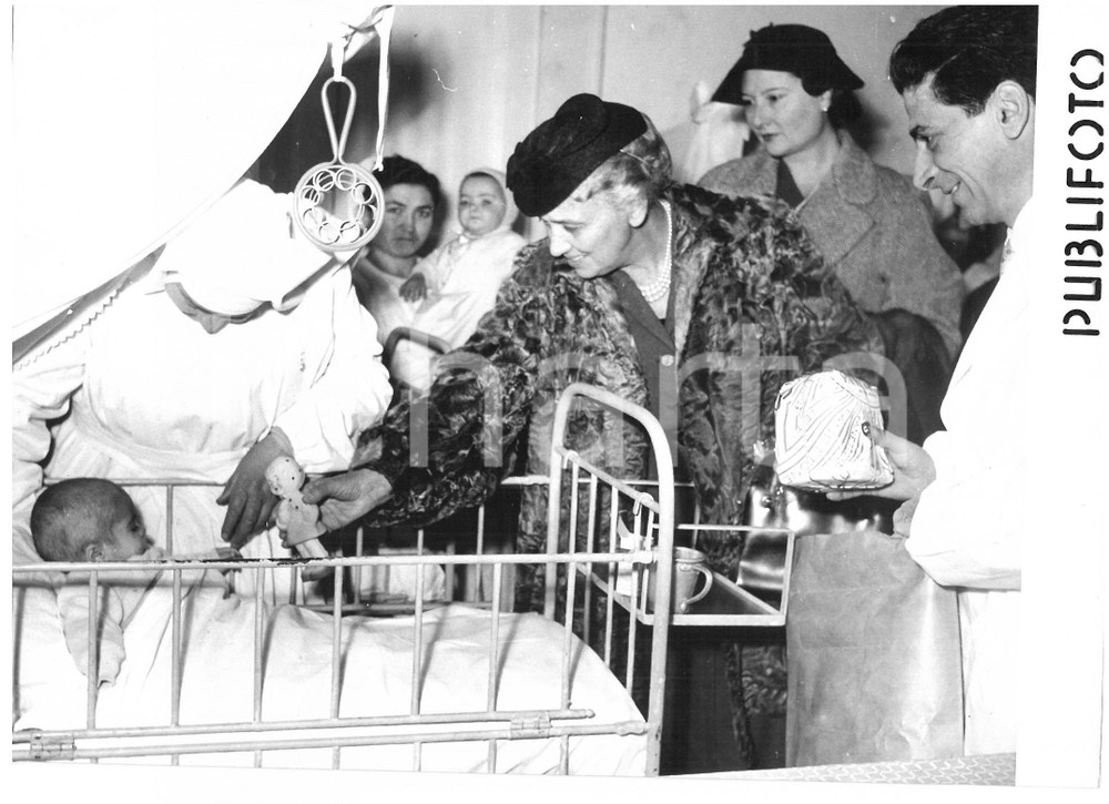1954 NAPOLI Ospedale PAUSILIPON Ida EINAUDI distribuisce doni ai piccoli malati Fotografia d'epoca con didascalia coeva al verso.  CONDIZIONI: G CONDIZIONI: 18x13 cm    originale e autentica 1