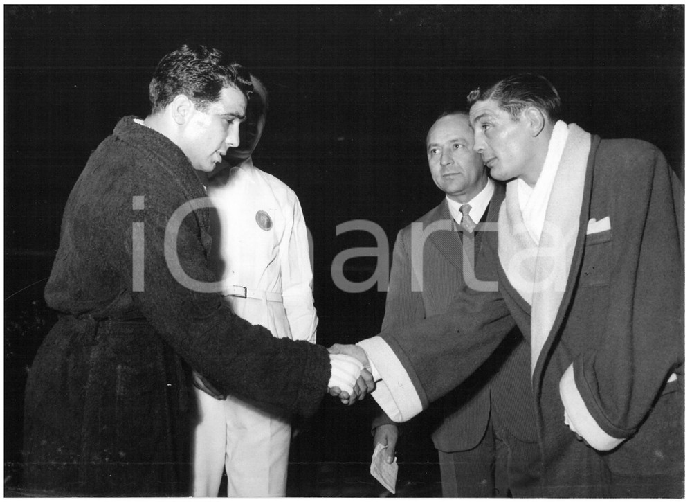 1955 MILANO - PUGILATO Stretta di mano tra Duilio LOI e Ray FAMECHON *Foto 18x13 Fotografia d'epoca con didascalia coeva al verso.  CONDIZIONI: G (ma sovraimpressione al margine inferiore; piccola piegatura al margine sinistro) CONDIZIONI: 18x13 cm    originale e autentica 1