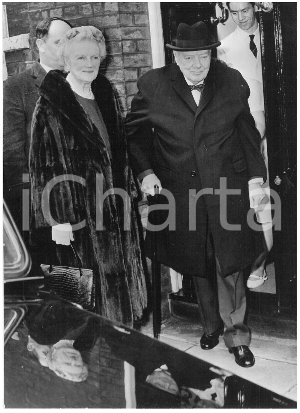 1963 LONDON Sir Winston CHURCHILL con la moglie *Fotografia 13x18 cm Fotografia d'epoca con didascalia coeva al verso.  CONDIZIONI: FAIR (piccola piegatura al margine destro) CONDIZIONI: 13x18 cm    originale e autentica 1