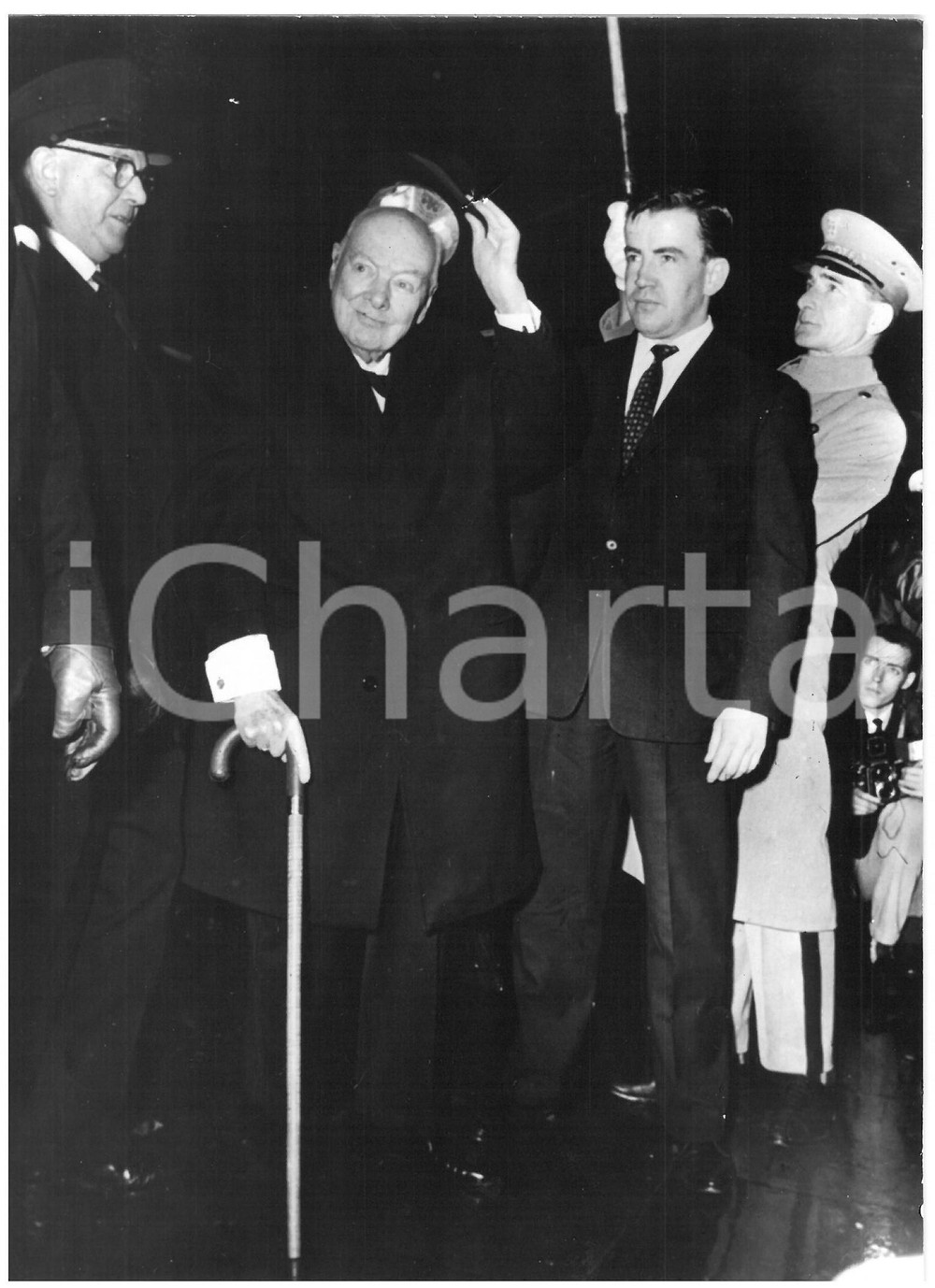 1962 LONDON Hotel Savoy - Arrivo di Winston CHURCHILL *Fotografia 13x18 cm Fotografia d'epoca con didascalia coeva al verso.  CONDIZIONI: G (ma piccola piegatura al margine sinistro) CONDIZIONI: 13x18 cm    originale e autentica 1