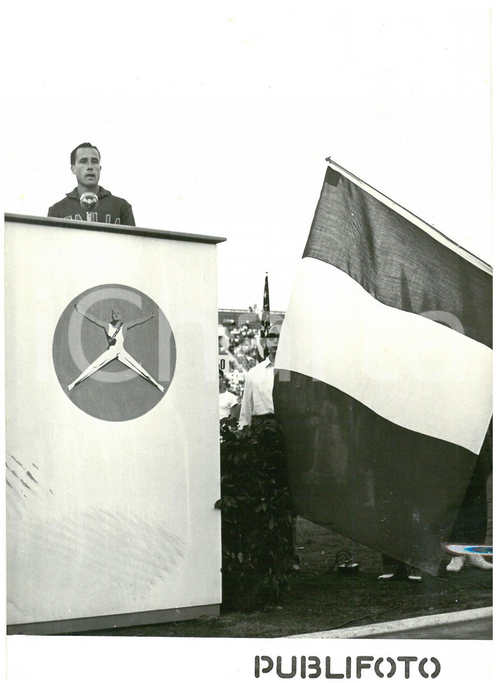 1954 ROMA Foro Italico - Inaugurazione Campionati mondiali di ginnastica - Foto  Fotografia d'epoca con didascalia coeva al verso.  CONDIZIONI: FAIR (ondulazione) CONDIZIONI: 13x18 cm    originale e autentica 1