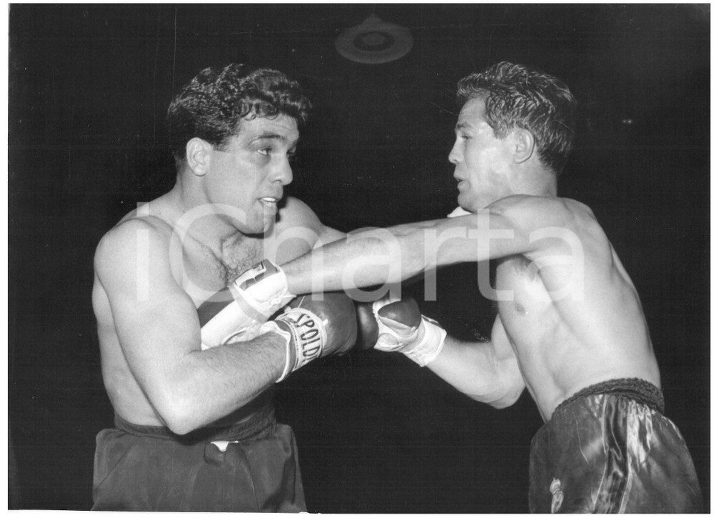 1956 MILANO - PUGILATO Duilio LOI contro Fred GALIANA *Foto 13x18 cm Fotografia d'epoca con didascalia coeva al verso.  CONDIZIONI: G CONDIZIONI: 13x18 cm    originale e autentica 1