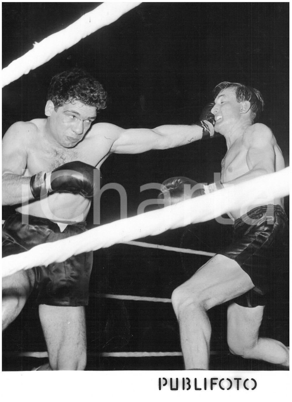 1953 MILANO - PUGILATO Duilio LOI sferra un gancio a Ernesto FORMENTI *Foto Fotografia d'epoca con didascalia coeva al verso.  CONDIZIONI: G (ma lievi sovraimpressioni) CONDIZIONI: 13x18 cm    originale e autentica 1