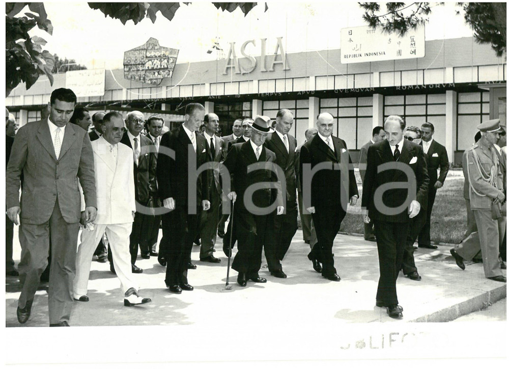 1953 NAPOLI Luigi EINAUDI inaugura Mostra d'Oltremare *Foto 18x13 cm Fotografia d'epoca con didascalia coeva al verso.  CONDIZIONI: G (ma lieve ondulazione; minima sovraimpressione circolare) CONDIZIONI: 18x13 cm    originale e autentica 1