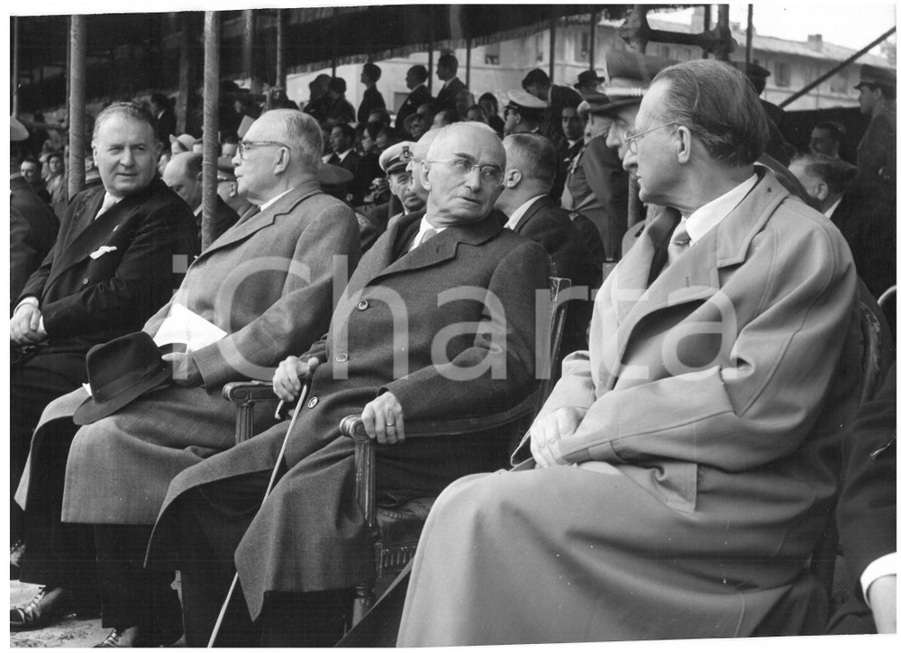 1953 ROMA Anniversario della Repubblica - Presidente Luigi EINAUDI *Foto 18x13 Fotografia d'epoca con didascalia coeva al verso.  CONDIZIONI: FAIR (ondulazione) CONDIZIONI: 18x13 cm    originale e autentica 1