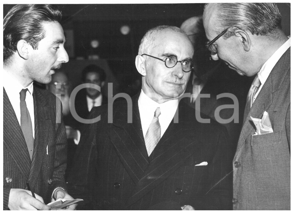 1955 ca MILANO Fiera Campionaria - Luigi EINAUDI in visita ufficiale *Foto 18x13 Fotografia d'epoca con didascalia coeva al verso.  CONDIZIONI: FAIR (piegatura al margine inferiore) CONDIZIONI: 18x13 cm    originale e autentica 1