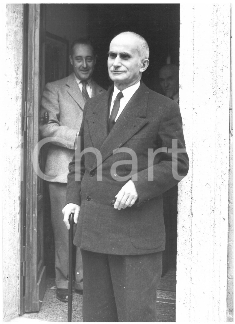1948 ROMA Luigi EINAUDI all'ingresso della sua villa *Foto 13x18 cm Fotografia d'epoca con didascalia coeva al verso.  CONDIZIONI: G (ma lievi graffi) CONDIZIONI: 13x18 cm    originale e autentica 1