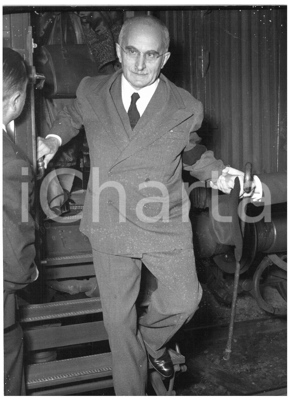 1953 TRENTO Arrivo in treno di Luigi EINAUDI per una breve sosta *Foto 13x18 cm Fotografia d'epoca con didascalia coeva al verso.  CONDIZIONI: FAIR (piegatura all'angolo superiore destro; lieve ondulazione al margine sinistro; piccoli aloni circolari) CONDIZIONI: 13x18 cm    originale e autentica 1