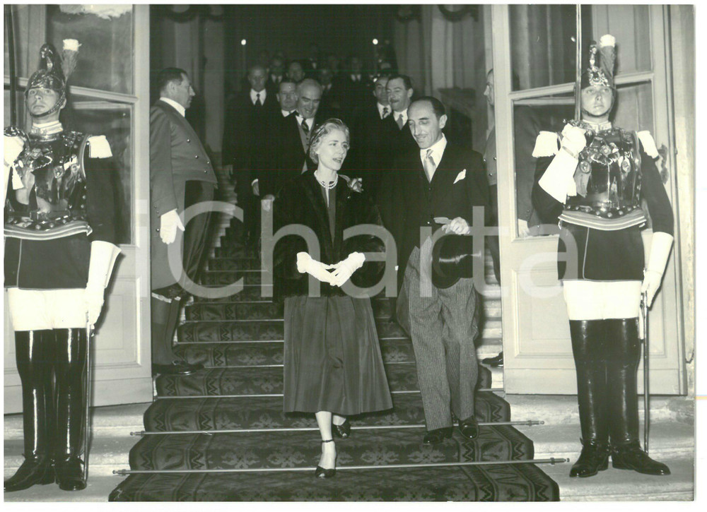 1953 ROMA Arrivo ambasciatrice USA Clare BOOTHE LUCE - Foto 18x13 cm Fotografia d'epoca con didascalia coeva al verso.  CONDIZIONI: G (ma minima ondulazione al margine superiore) CONDIZIONI: 18x13 cm    originale e autentica 1