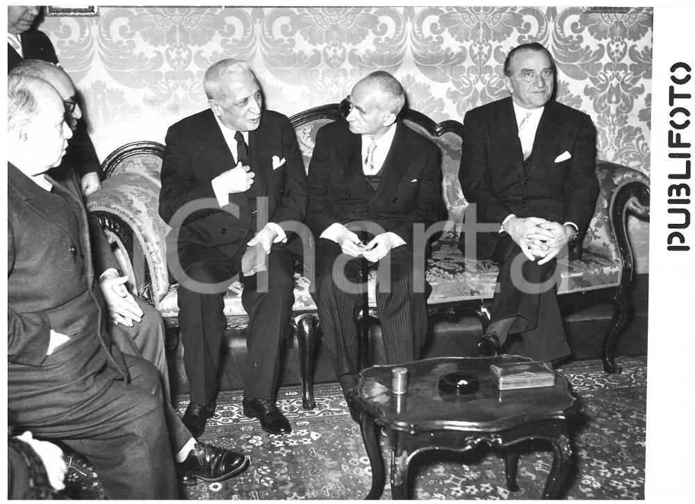 1954 ROMA Senato - Presidente Luigi EINAUDI con Cesare MERZAGORA *Foto 18x13 cm Fotografia d'epoca con didascalia coeva al verso.  CONDIZIONI: G (ma minima ondulazione al margine destro) CONDIZIONI: 18x13 cm    originale e autentica 1