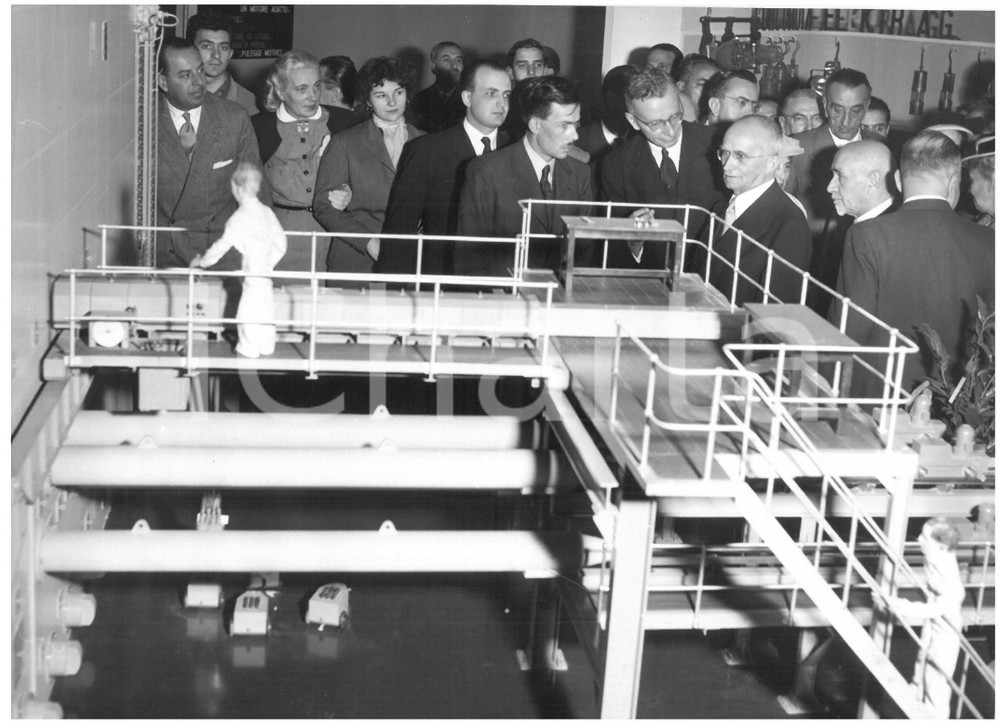 1953 MILANO Fiera Campionaria - Luigi EINAUDI osserva modellino pila atomica Fotografia d'epoca con didascalia coeva al verso.  CONDIZIONI: FAIR (lieve ondulazione) CONDIZIONI: 18x13 cm    originale e autentica 1