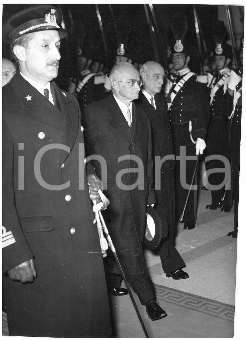 1954 ROMA Palazzo di Giustizia - Luigi EINAUDI durante parata dei Carabinieri  Fotografia d'epoca con didascalia coeva al verso.Fotografia scattata in occasione della cerimonia di insediamento di Ernesto Eula, nuovo primo presidente della Corte di Cassazione.  CONDIZIONI: G (ma piccola sovraimpressione al margine destro) CONDIZIONI: 18x13 cm    originale e autentica 1