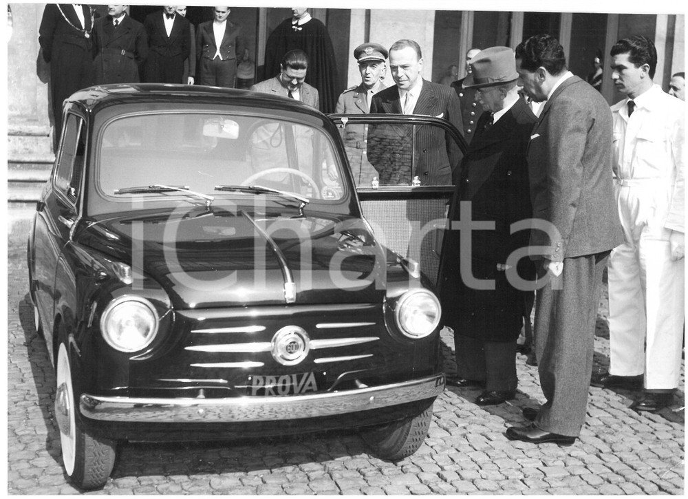 1955 ROMA Presentazione FIAT 600 - Presidente Luigi EINAUDI con la vettura *Foto Fotografia d'epoca con didascalia coeva al verso.  CONDIZIONI: G (ma piccola sovraimpressione al margine superiore; minimo alone al margine sinistro; didascalia al verso danneggiata) CONDIZIONI: 18x13 cm    originale e autentica 1