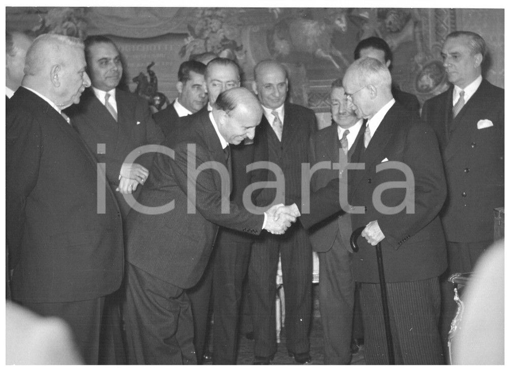 1954 ROMA Mario SCELBA porge a Luigi EINAUDI auguri di compleanno *Foto 18x13 cm Fotografia d'epoca con didascalia coeva al verso.  CONDIZIONI: G CONDIZIONI: 18x13 cm    originale e autentica 1