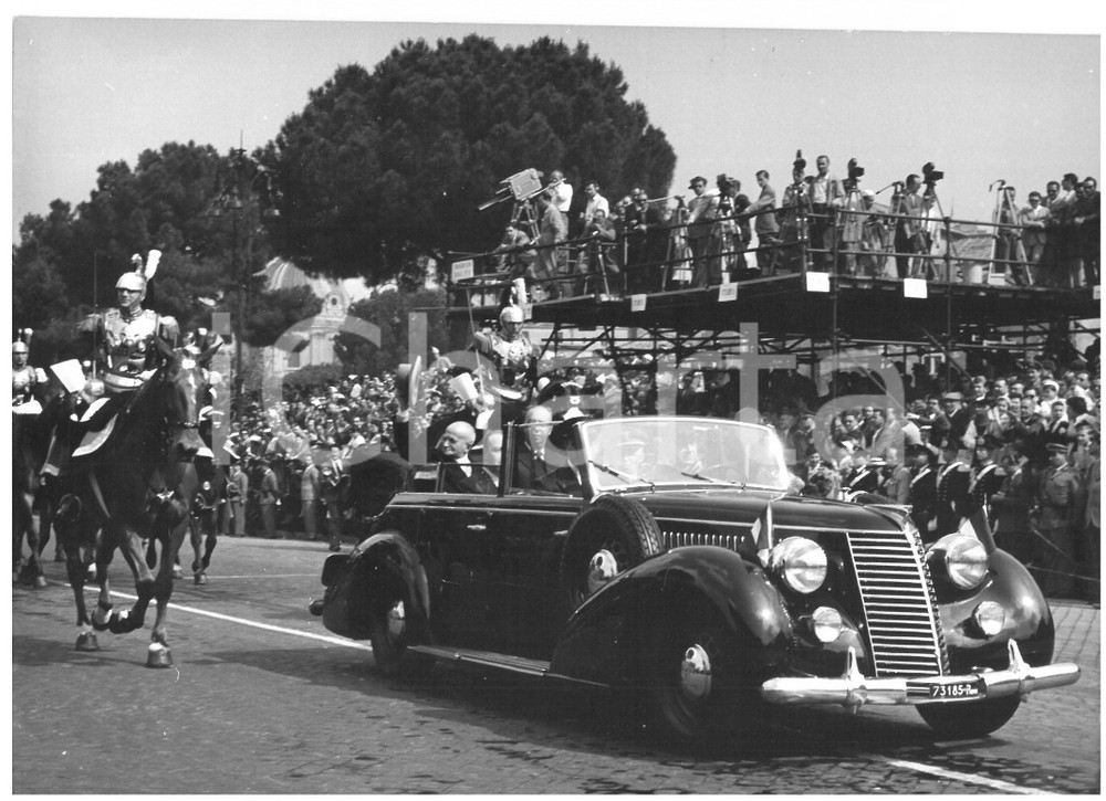 2 giugno 1954 ROMA Fori Imperiali - Luigi EINAUDI sfila in auto *Foto 18x13 cm Fotografia d'epoca con didascalia coeva al verso.  CONDIZIONI: FAIR (piccole piegature sparse; sovraimpressione circolare) CONDIZIONI: 18x13 cm    originale e autentica 1