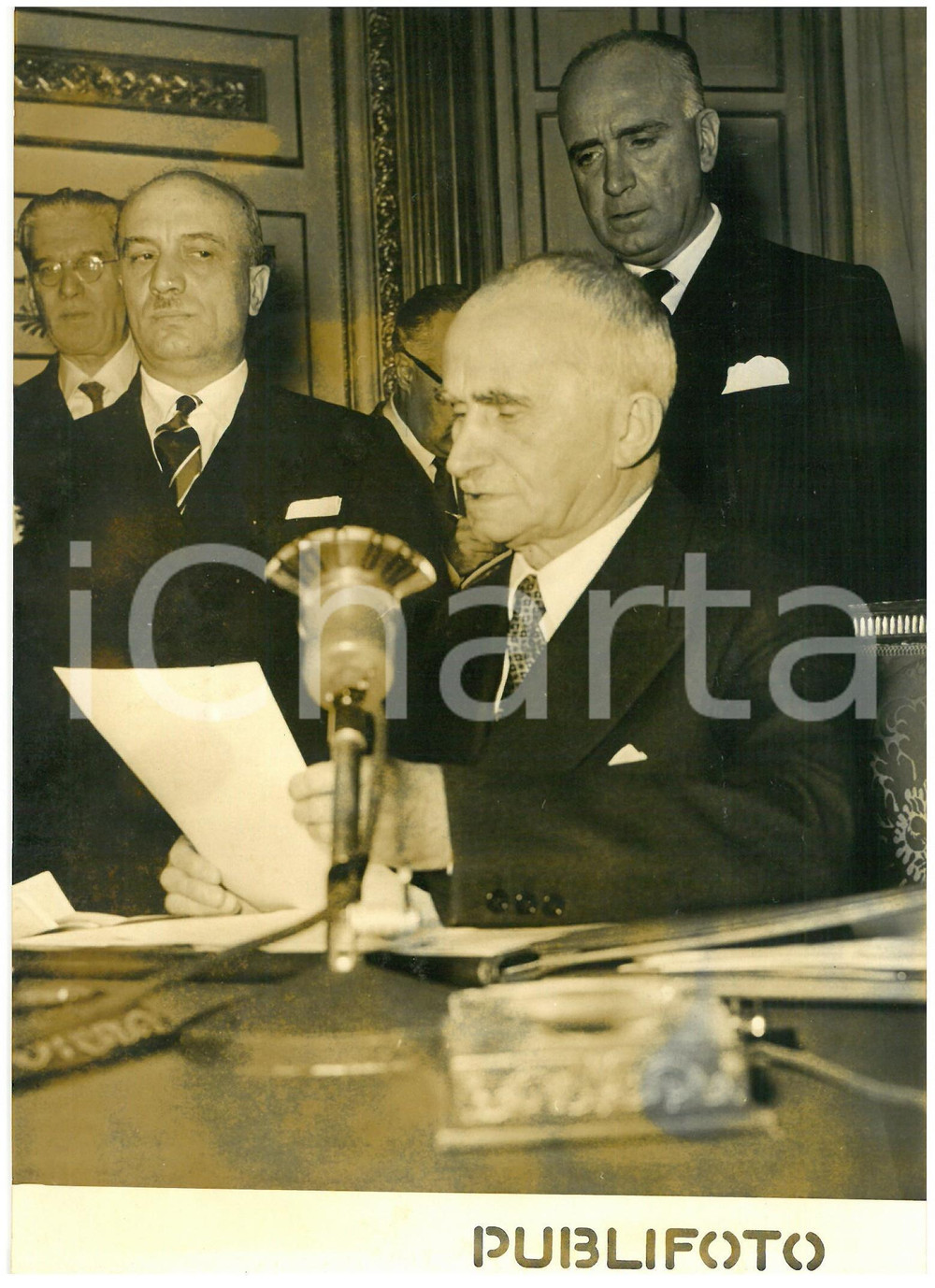 1953 ROMA Fondo nazionale per il soccorso invernale - Discorso di Luigi EINAUDI  Fotografia d'epoca con didascalia coeva al verso.  CONDIZIONI: POOR (alone diffuso; ondulazione) CONDIZIONI: 13x18 cm    originale e autentica 1