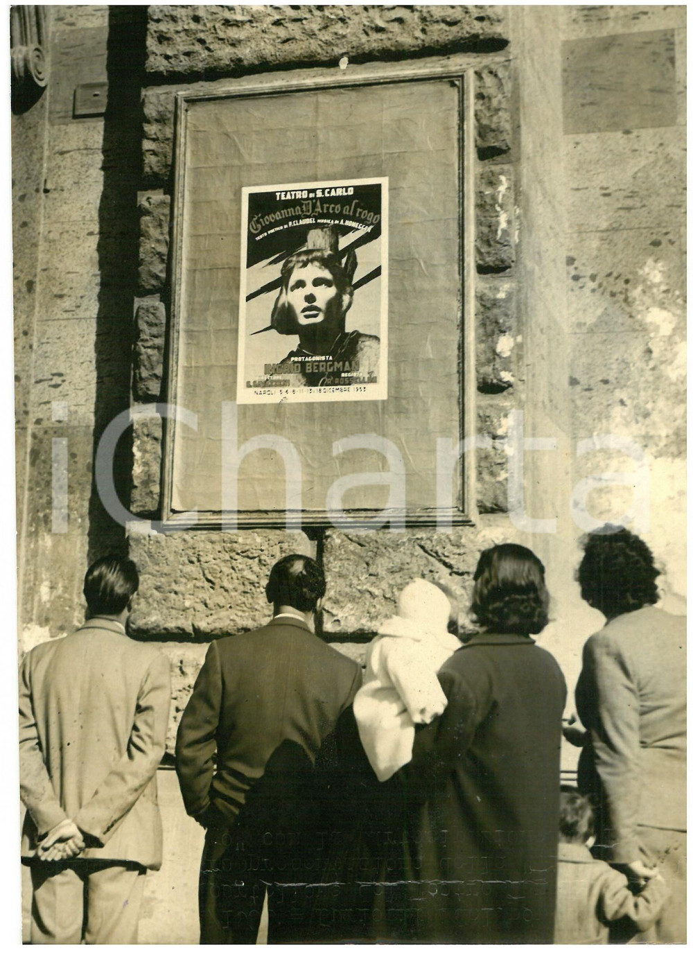 1953 NAPOLI San Carlo - Folla intorno alla locandina "Giovanna D'Arco al rogo"
