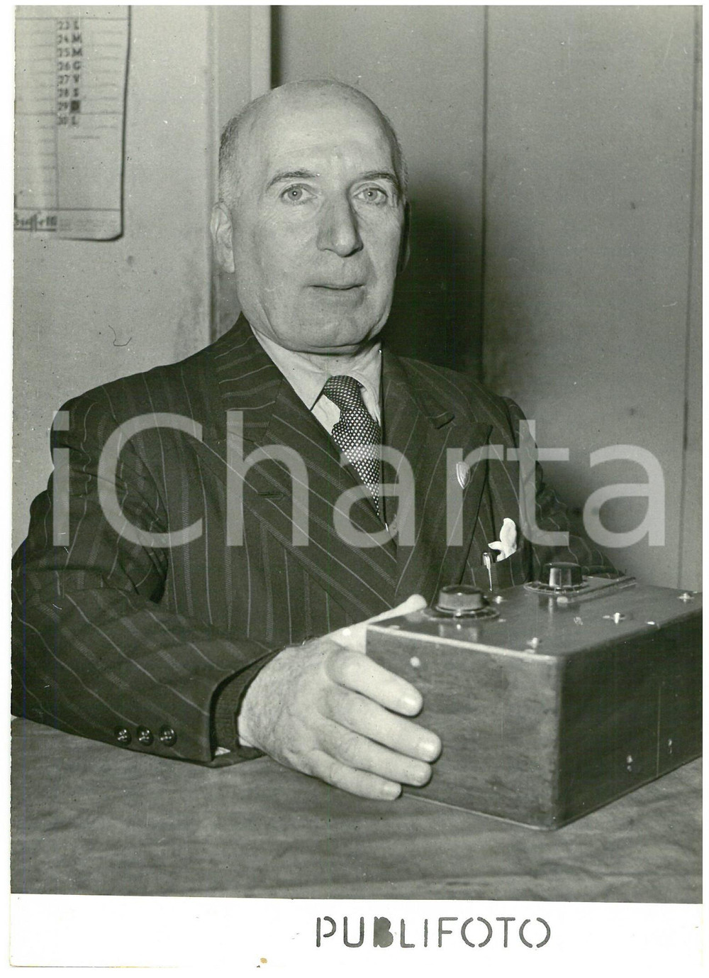 1953 NAPOLI Professor Alberto DONADIO con apparecchio radio di sua invenzione Fotografia d'epoca con didascalia coeva al verso.  CONDIZIONI: FAIR (piccola piegatura al margine sinistro e superiore; sovraimpressione al margine inferiore) CONDIZIONI: 13x18 cm    originale e autentica 1