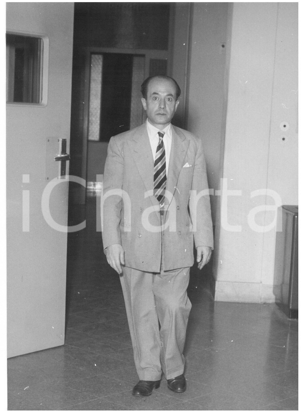1955 ca PALERMO Ritratto di Carlo CERVI tecnico di "Radio Palermo" *Foto 13x18 Fotografia d'epoca con didascalia coeva al verso.  CONDIZIONI: G (ma lieve sovraimpressione circolare) CONDIZIONI: 13x18 cm    originale e autentica 1