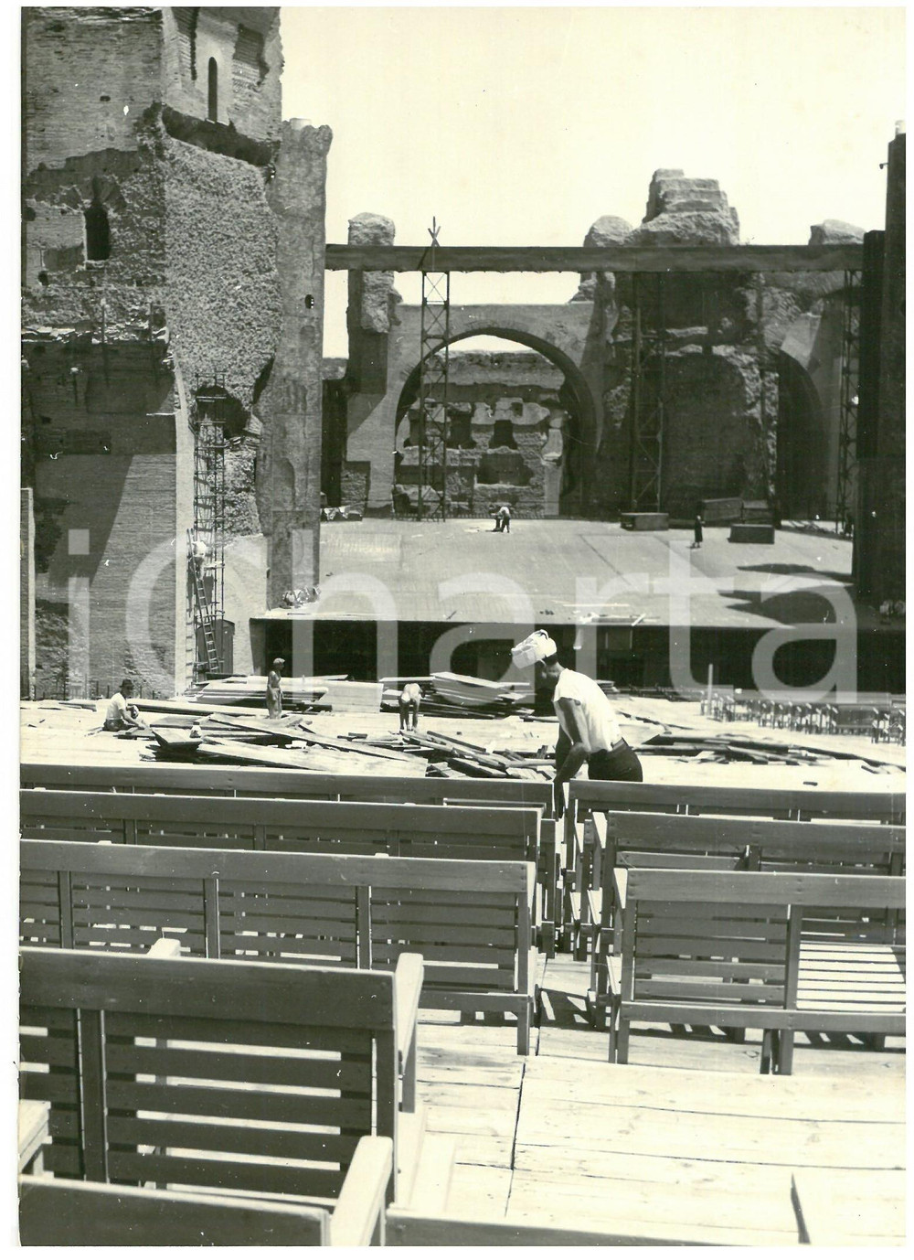 1953 ROMA Terme di Caracalla - Operaio al lavoro *Foto 13x18 cm Fotografia d'epoca con didascalia coeva al verso.  CONDIZIONI: FAIR (ondulazione e piccola sovraimpressione; evidenti fioriture al verso) CONDIZIONI: 13x18 cm    originale e autentica 1
